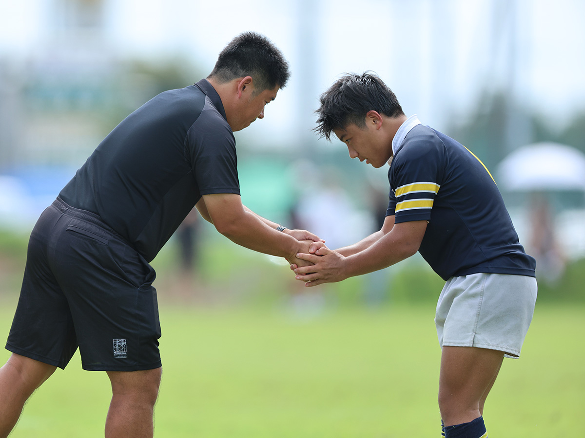 練習では動きやすい服装が必要です。掴まれたり、転んだりして服が破れることがあります。丈夫な服装をお勧めします。また、練習メニューによって適宜ヘッドキャップやマウスピースが必要となることもあります。指導者の指示に従って適切な服装での参加をお願いします。
試合では、ジャージ・パンツ・ソックス・靴の着用が義務付けられています。また、19歳未満のプレーヤーはマウスピースの着用も必須です。その他、ヘッドキャップやロングタイツなどは必要に応じて着用が認められています。詳しくは競技規則をご覧になるか、指導者・レフリーに確認をお願いします。