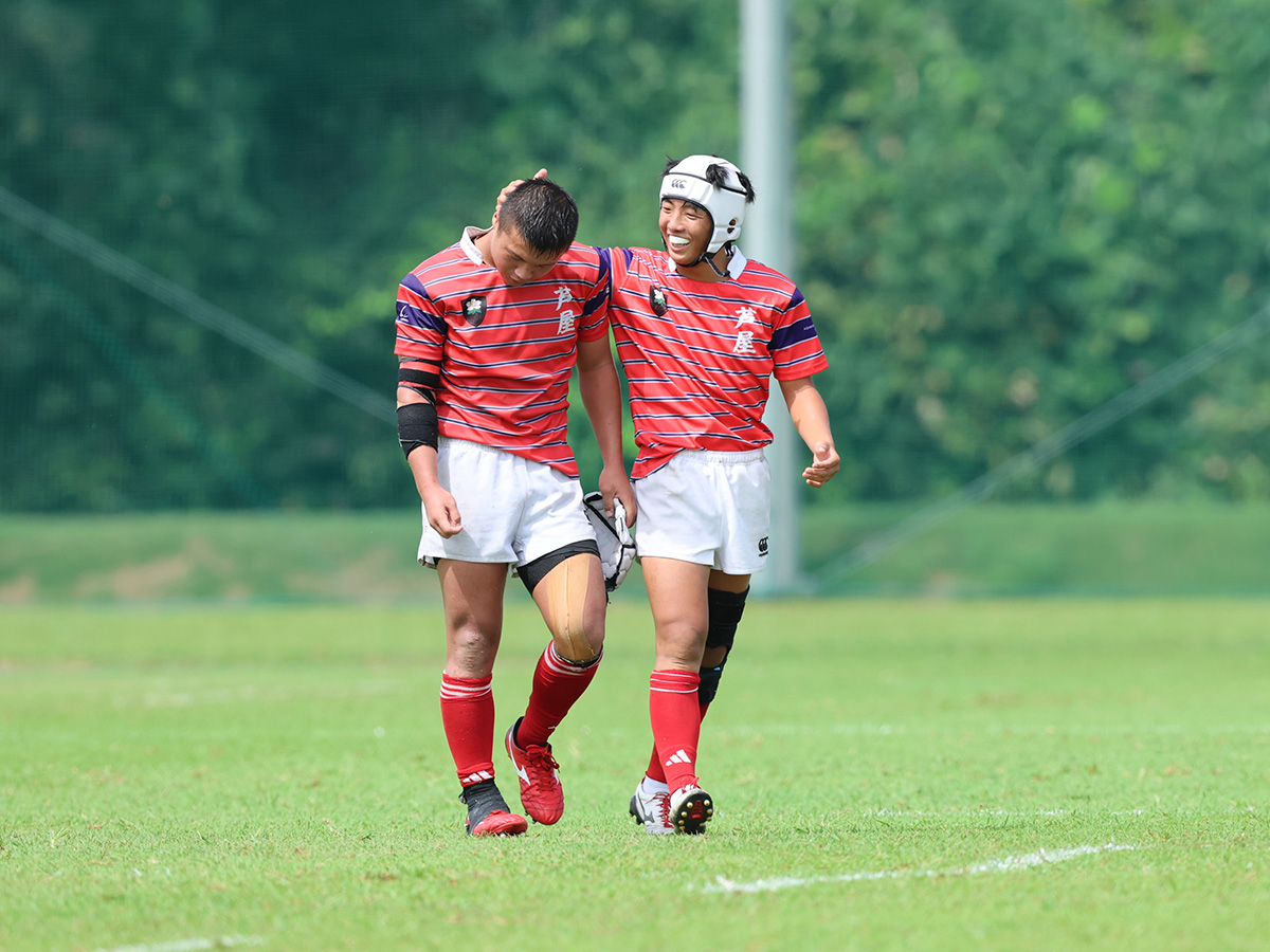 伝説によると、1823年、イギリスのラグビーの町での学校のフットボールの試合中に、ウィリアム・ウェブ・エリスという名の若者がボールを拾い、相手チームのゴールラインに向かって走ったそうです。2 世紀を経て、ラグビー フットボールは世界で最も人気のあるスポーツの 1 つに成長し、何百万人もの人々がプレーし、観戦し、楽しんでいます。
ラグビーの根底には、長年にわたり受け継がれてきた独特の精神があります。試合は競技規則に従って行われるだけでなく、競技規則の精神に則って行われます。規律、自制心、そして互いの自尊心を通して、友情とフェアプレーの精神が育まれ、ラグビーというゲームが定義づけられるのです。
学校の校庭からラグビーワールドカップ決勝戦まで、ラグビーユニオンは、ゲームに関わるすべての人にとって、本当にユニークで非常にやりがいのある体験を提供します。