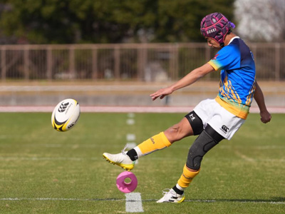 中学生のラグビーは12人制で行われています。選手登録については、複数登録制度を設けていて、中学生選手がラグビーに取り組む十分な機会を確保することを目的として、主チームと副チームの2つのチームに登録することができます(「中学生の複数登録に関する運用ガイドライン」参照)。また、JRFUが主催する中学生の全国大会では、男子部門と女子部門を併設することで、男女ともに公平な競技機会を提供しています。
中学生の大会(全国)
太陽生命カップ 全国中学生ラグビーフットボール大会毎年9月に茨城県水戸市で開催され、全国の中学生チームの目標となる大会です。
全国ジュニア・ラグビーフットボール大会12月に開催される、都道府県協会より選出された都道府県代表(U15)チームによる大会です。