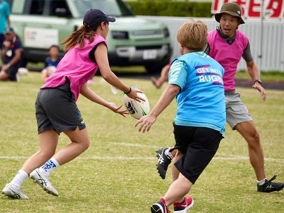 成年のラグビーは、社会人チームと一般クラブチームにより、多くのラグビー競技者人口を抱えています。18歳から20代、30代にとどまらず、いわゆる不惑世代、40代以上の幅広い年齢層の競技者を含んでいること、競技側面としても、リーグワン昇格を狙う社会人チームや、全国大会を競うクラブから、勝ち負けよりもラグビー仲間とのクラブライフを楽しむ層まで幅が広いこと、などが大きな特徴となっています。
成年の大会(全国)
トップイースト、トップウエスト、トップキュウシュウ3地域チャレンジマッチ
全国クラブラグビーフットボール大会