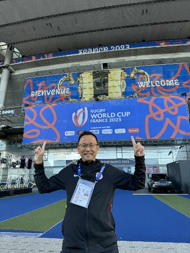 　ラグビーからは、生きる上で大切なことをたくさん学びました。仲間と協力することや、組織の中で責任を果たすことなどです。そして、これが一番大きいのですが、内気だった僕のなかに、感情をむき出しにして戦う気持ちが潜んでいたことに気づかせてくれたのです。思いきり体をぶつけ合うラグビーだからこそ、引き出されたのだと思います。ラグビーを経験しなかったら、自分は弱い人間だと思ったまま過ごしていた気がします。　ラグビーへの感謝があり、ずっとラグビーのそばにいたいと思うようになりました。日本ラグビーの未来を見届けたいという気持ちもありました。教師になってラグビー部の顧問になって人として大切なことを教えるか、ラグビーマガジンの編集部でたくさんの人にラグビーの素晴らしさを伝えるか、進路は絞られました。教員採用試験も受けましたが、気持ちはラグビーマガジンに傾いていました。その後、入社試験を経て、運よくベースボール・マガジン社に入社できて、ラグビーマガジンの編集部に配属されることになったのです。　入社した1987年の5月～6月、第1回のラグビーワールドカップが開催されました。まだ新入社員だったので記録の整理など雑用係でしたが、仕事で世界大会に関わったことで視野が一気に広がりました。ラグビーマガジンで10年働き、そのうち6年ほどは編集長も経験しました。単行本などを作る出版局に異動したあと、会社を辞めて独立しました。会社にいれば管理職になり、いつかラグビーの現場には行けなくなります。悩みましたが、初志貫徹の精神で、現場でラグビーを取材し、伝える仕事を続けることに決めたのです。　1998年6月末、ベースボール・マガジン社を退社しました。このタイミングで、スポーツ専門テレビ局のJSPORTSが、南半球のスーパーラグビーなどの放送を開始します。ラグビーマガジンの編集長時代にNHKのBS放送で南半球のトライネーションズ（現在のザ・ラグビーチャンピオンシップ）の解説をしていたこともあり、JSPORTSで解説の仕事ができることになりました。いつまでも「元ラグビーマガジン編集長」と名乗るわけにはいかないので、そのとき一緒に解説していた小林深緑郎さん（故人）とともに「ラグビージャーナリスト」を名乗ることにしました。それは、僕にとって、ラグビー以外の仕事はしないという宣言でもありました。　ときどき、どうすればラグビージャーナリストになれますか？という質問を受けるのですが、何か資格があるものではなく、自分で名乗るものです。しかし、知識や経験がないと認められないし、仕事の依頼もありません。まずは、新聞社、テレビ局、出版社など仕事で現場に行ける会社に入ることをお勧めします。そこでラグビーの記事を書いたり、映像を編集したりすることで、伝えることの基本を覚え、専門知識を学んだ先に、仕事としてやっていけるかどうかの判断をするという流れだと思います。　ラグビーマガジンの編集長をしているとき、ある大学のラグビー部の学生から連絡があり、「ラグビーマガジンに入りたいのですが、どんな勉強をしておけばいいですか？」と聞かれたことがあります。この問いかけに対しては次のように答えました。「ラグビーマガジンに入るための勉強なんてない。いまのラグビー部の目標に向かってチームの中で自分に何ができるかを考え、その役割を最後までやり切ったら、社会に出て活躍できるようになるから」。今もその考えは変わりません。どんな仕事をするにしても、一人では何もできないことを知り、役割をまっとうできる人は必要とされます。専門知識を覚えるのはその後でも間に合います。これも、ラグビー、そしてラグビーマガジン編集部で学んだことです。　現在の仕事は、試合の解説、ラグビー番組のコメンテーター、試合の見どころや、レポートを書くといったことがメインです。人の話を聞くのが好きなので、インタビューをして、その話を分かりやすく文章にまとめるのが一番好きな仕事です。だから、このコーナーの担当も楽しんでいます。ラグビーの楽しみ方は人それぞれです。自分に向いていること、打ち込めることを探してみてください。