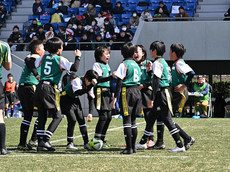 品位（INTEGRITY）
品位とはゲームの核をなすものであり、誠実さとフェアプレーによって生み出されます。正直であること、ルールを守ること、相手を尊重することが、ラグビーの基本です。お子さまは、勝つためだけでなく、正しい方法で勝つことの大切さを学びます。この価値観は、スポーツの枠を超えて、日常生活においても重要な指針となります。

情熱（PASSION）
ラグビーに関わる人々は、ゲームに対する情熱的な熱意を持っています。ラグビーは、興奮を呼び、愛着心を湧かせ、世界中のラグビーファミリーとの一体感を生みます。この情熱は、お子さまが何かに真剣に取り組む姿勢を育て、困難に直面しても諦めない強い心を養います。
