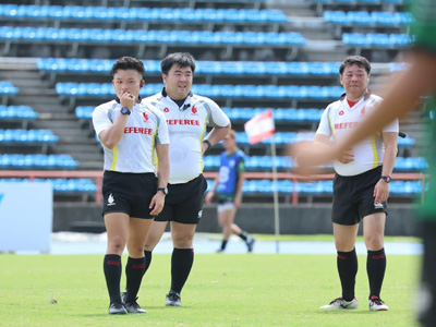 マッチオフィシャルとは原則、1名のレフリーと2名のタッチジャッジ、または、アシスタントレフリーから成るレフリー団のことを指します。試合主催者によって認められた場合、ピッチコントローラー（入れ替え担当者）やテレビジョンマッチオフィシャル、ファウルプレーレビューオフィサー、タイムキーパーが加わることもあります。マッチオフィシャルはラグビーがプレーの原則に従ってプレーされるように競技規則を適用しなければなりません。公平性、一貫性、細やかさ、そして、必要に応じた管理能力をもって、これを実現させることができます。それに対し、コーチ、キャプテン、プレーヤーは、マッチオフィシャルの権限を尊重しなければいけません。