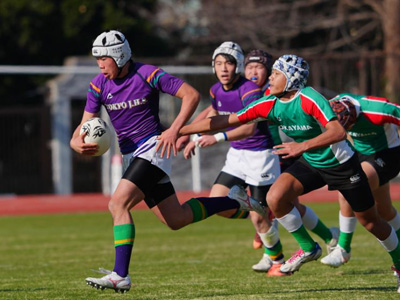 特徴
プレイヤー同士が身体をぶつけ合う最もポピュラーでオーソドックスなラグビーです。パス、ラン、タックル、スクラム、モールなどのプレーが特徴です。ラグビーには15人制や7人制といったバリエーションもあり、プレイヤーは自分の年齢に応じて試合のレギュレーションを選択できます。
対象
ラグビーには年齢・性別に応じてさまざまなカテゴリーが用意されています。カテゴリーに応じて適用されるルールが異なり、成長段階にある小学生以下の子どもでも安全にプレーすることができます。