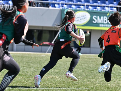 特徴
タグラグビーはタグを使用することによって身体的な接触をなくしたラグビーです。プレイヤーは腰にタグをつけ、タックルの代わりにタグを取って攻撃を阻止します。タックル、スクラム、ラインアウトといったプレーをなくし、身体的な接触を伴わないため、けがのリスクがコンタクトラグビーよりも低く、たくさんの人にとってプレーしやすいのが特徴です。競技規則はありますが、状況に応じてフレキシブルにルールを変更して楽しむことができます。
対象
タグラグビーは年齢・性別関係なくプレーすることができます。試合は男女混合で年齢に制限もありません。